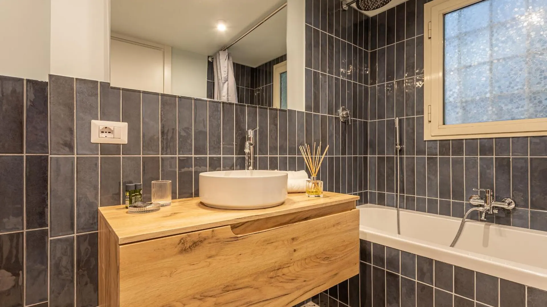 Ambra - Elegant Apartment At The Imperial Forums Rome